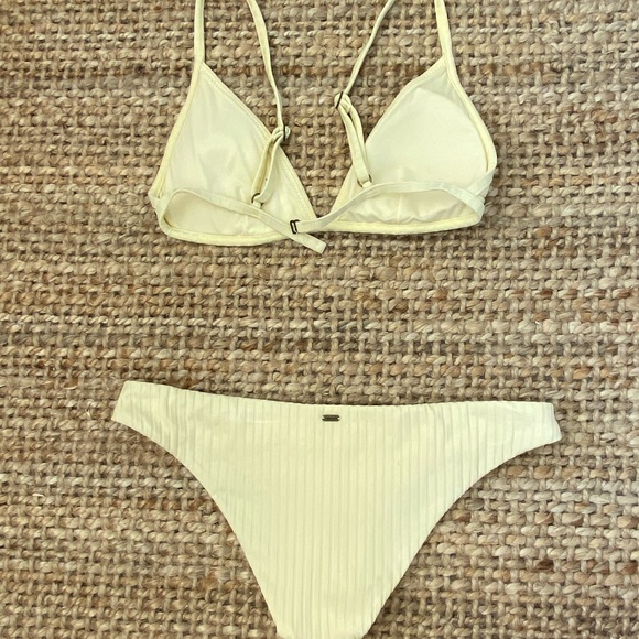 Light yellow rip curl bikini set - Picture 2 of 2